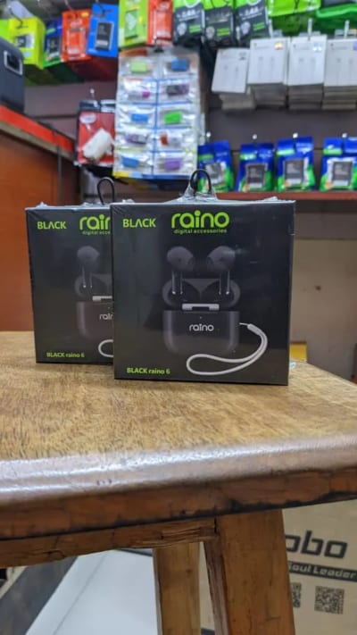 Black raino 6 earpods