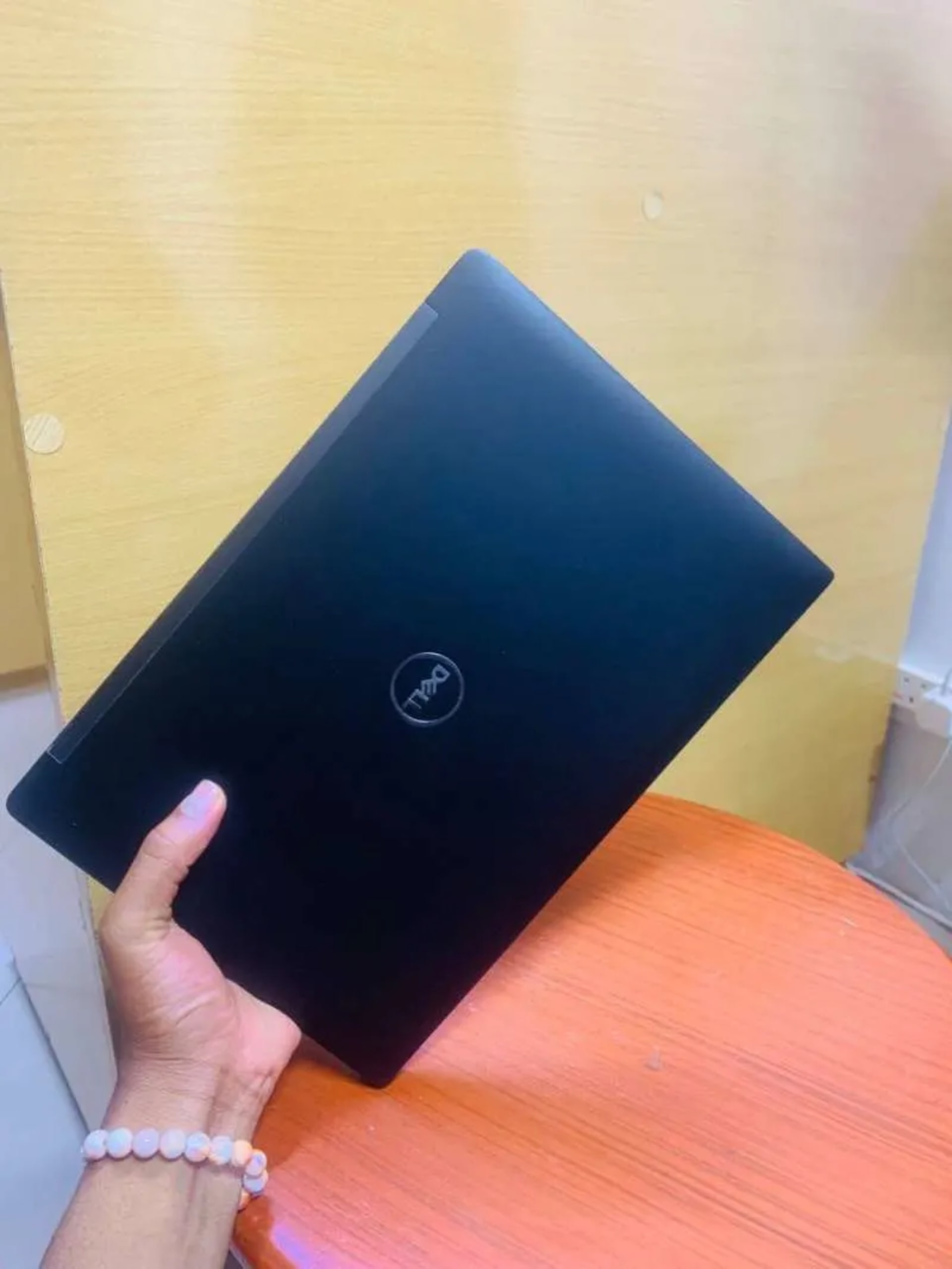 MODEL: DELL LATITUDE 7389 