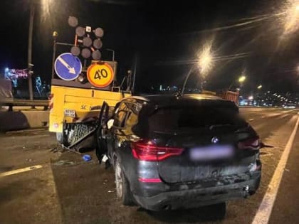 Иномарка врезалась в уборочную машину в Сочи, один человек погиб