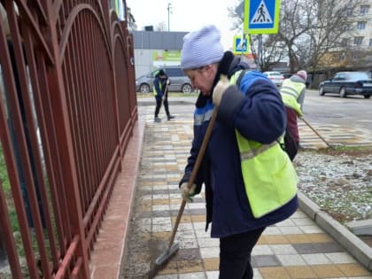 Отмываем тротуары и дороги в городе Крымске