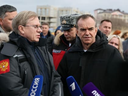Виталий Савельев и Вениамин Кондратьев посетили один из пострадавших в результате ЧС пляжей Анапы