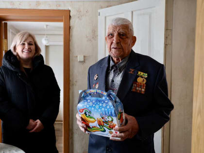 ВЕТЕРАН ВЕЛИКОЙ ОТЕЧЕСТВЕННОЙ ВОЙНЫ ПРИНИМАЕТ ПОЗДРАВЛЕНИЯ С НОВЫМ ГОДОМ