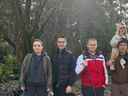 Молодые парламентарии приняли участие в субботнике в парке «Южные культуры»