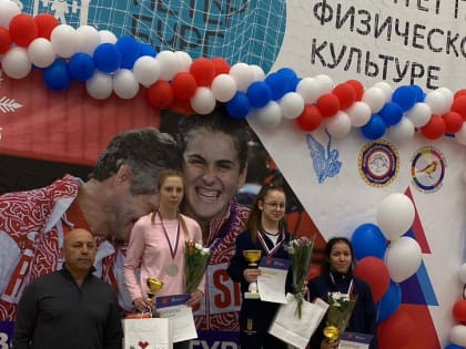 Алеся Овчаренко из Крымска одержала победу по спортивной борьбе в Санкт-Петербурге