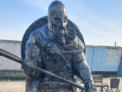 В станице гадают, что в центре делает древний воин . Хочется поговорить с ним по душам!