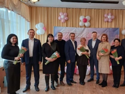 В Лазаревском районе продолжаются поздравления женщин с Международным женским днем 8 марта