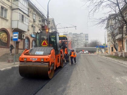 ВПЕРВЫЕ ЗА ДОЛГИЕ ГОДЫ В НОВОРОССИЙСКЕ ОТРЕМОНТИРУЮТ ДОРОЖНОЕ ПОКРЫТИЕ НА 50 ДВОРОВЫХ ТЕРРИТОРИЯХ