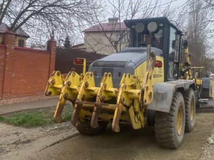 В Музыкальном микрорайоне приступили к грейдированию и ямочному ремонту дорог