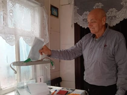 Выездная бригада избирательной комиссии помогает землякам голосовать на дому