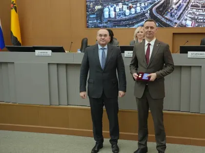 Главе Новороссийска вручена медаль за достижения в развитии морской отрасли