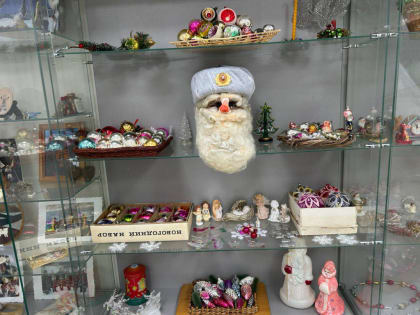 В Динском музее открылась выставка «В блеске елочных огней»