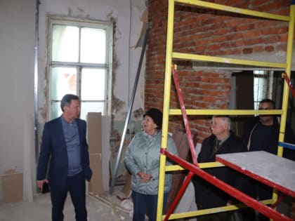 Глава района проинспектировал ход ремонта здания обществ ветеранов и инвалидов