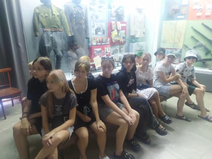 Урок мужества для школьников из Варениковской провели в Крымском краеведческом музее