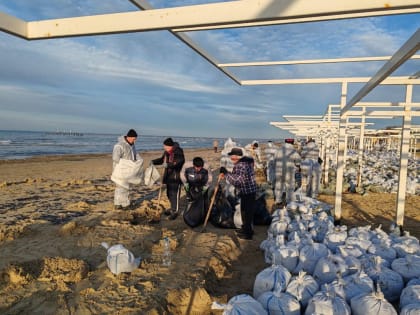 На Черном море по-прежнему идет расчистка берега от мазута