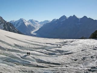 Enjoy Caroline Hut and Ball Pass on an Alpine Trek feature image - Trekkers crossing the Ball Glacier by Aoraki Mount Cook