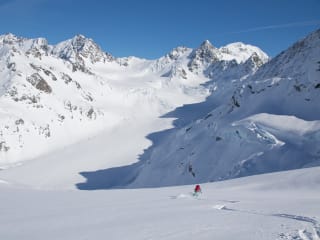 Ski Mountaineering & Glacier Skiing feature image - Skiing fresh powder above the Murchison Glacier, Aoraki Mount Cook National Park