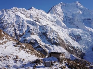 What Makes Our Courses Unique? feature image - Caroline Hut on Ball Ridge is the ideal base for learning mountaineering skills