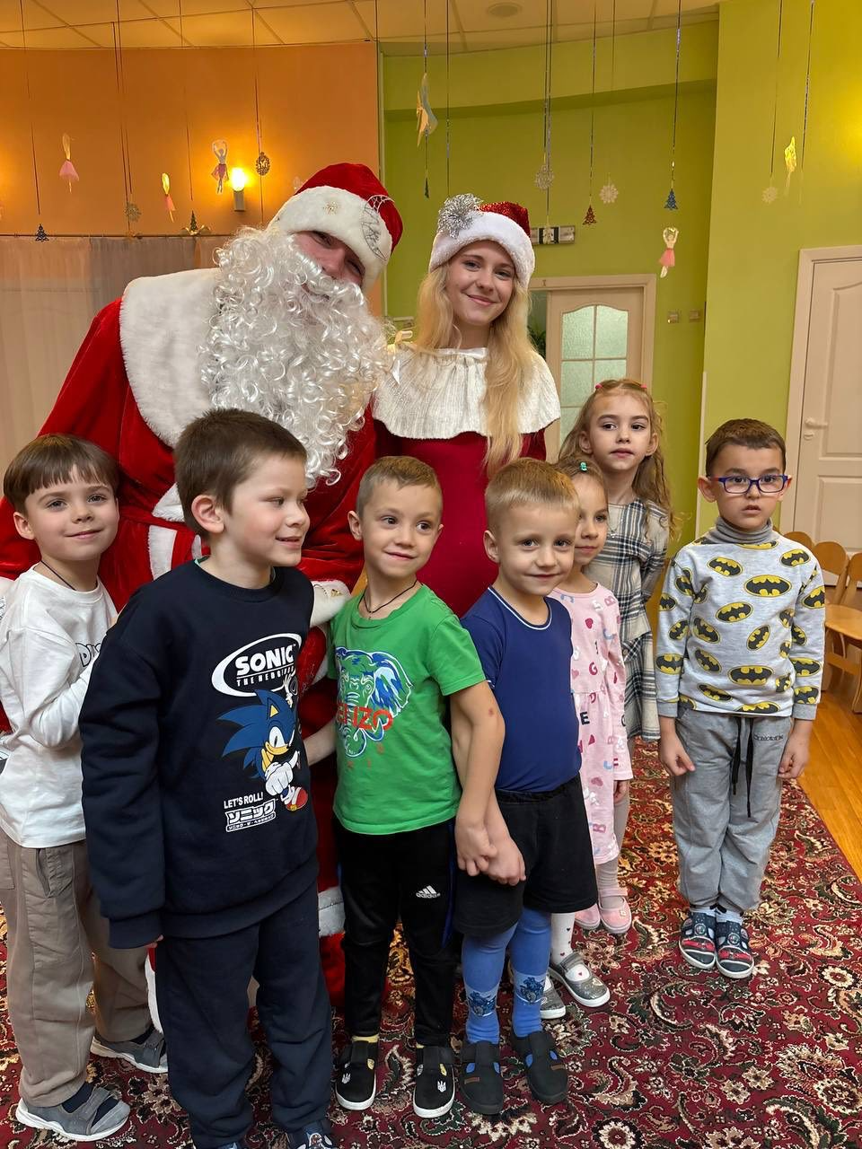 На зображенні може бути: дитина, дерево та текст