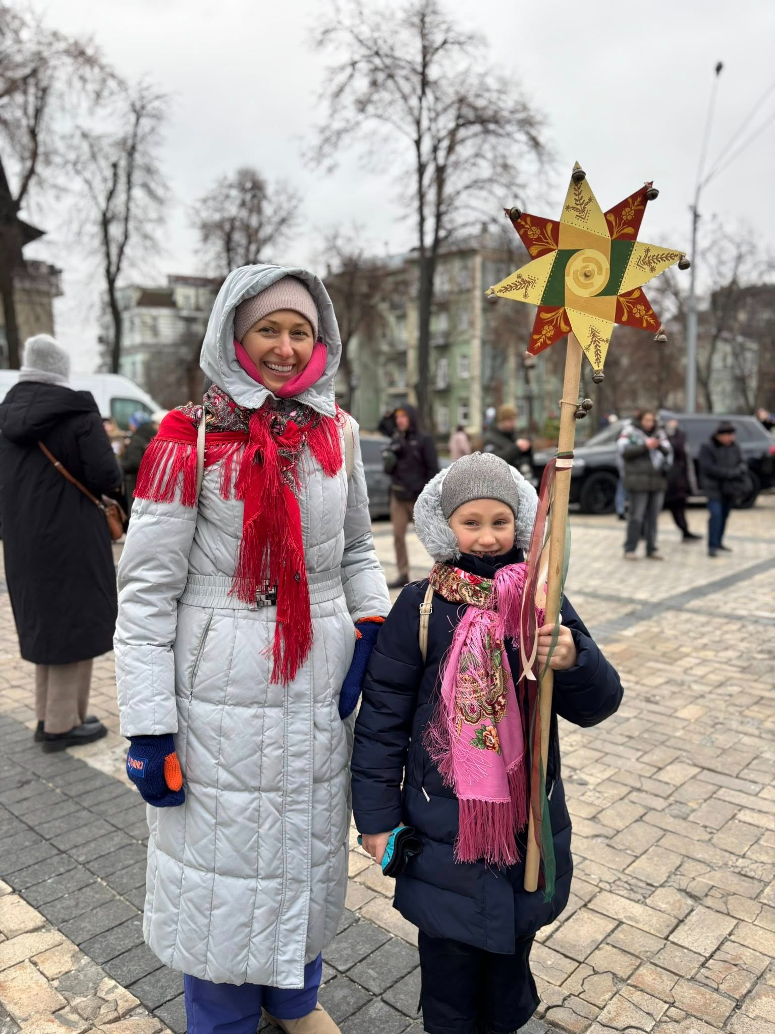 На зображенні може бути: одна або кілька осіб, Бранденбурзькі ворота та текст