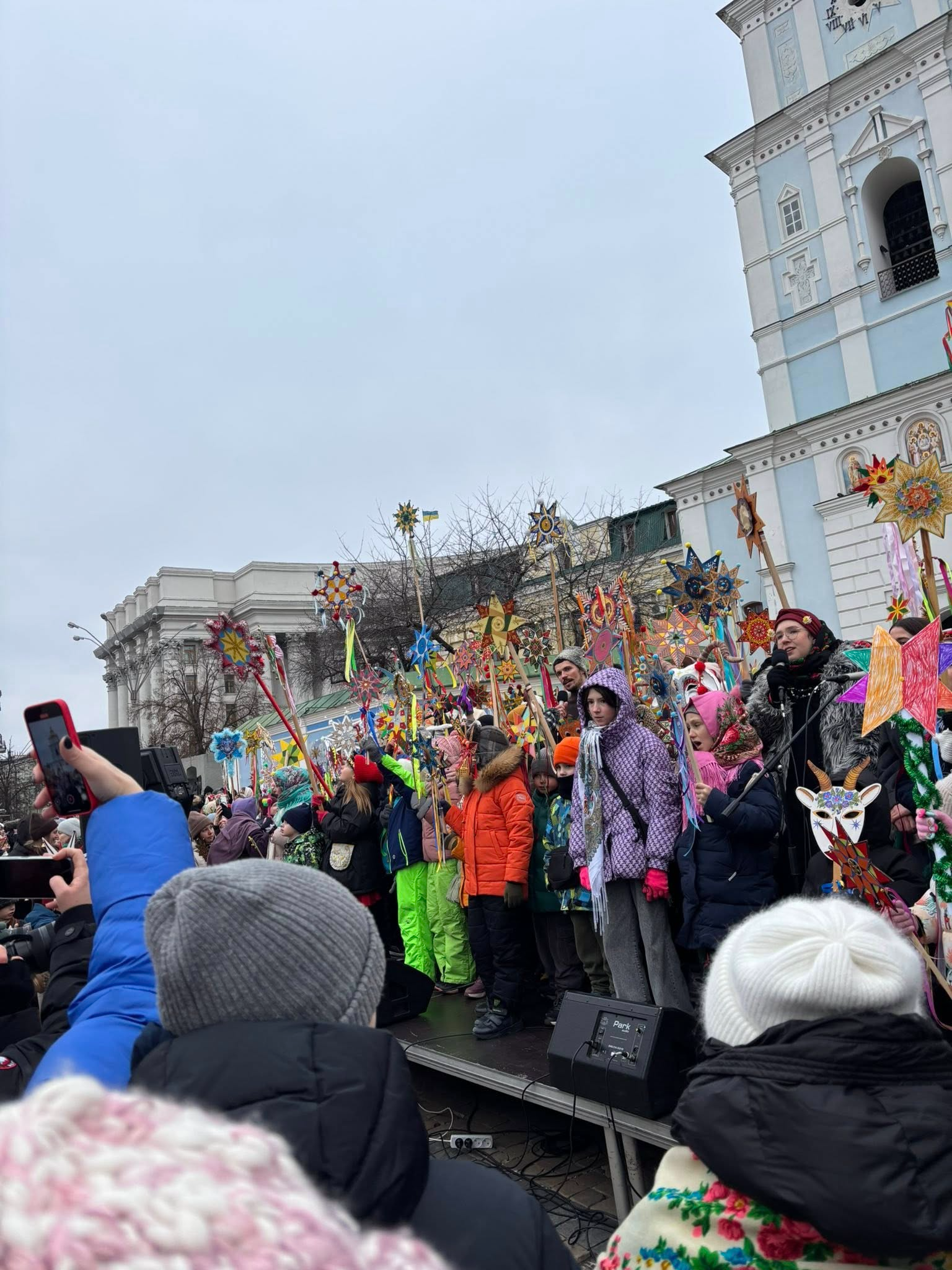 На зображенні може бути: натовп та текст