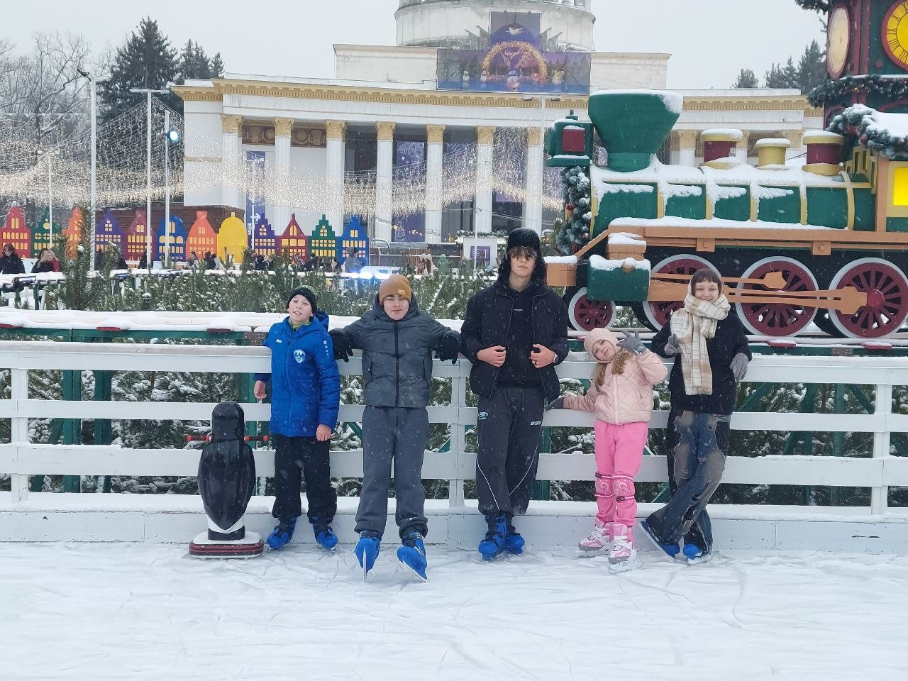 На зображенні може бути: потяг, Бранденбурзькі ворота та текст