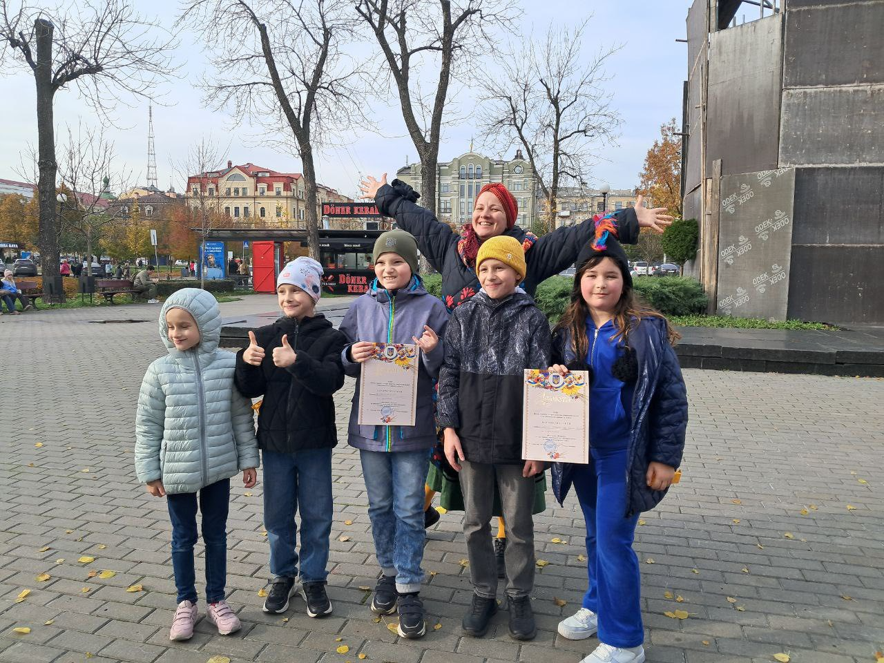 На зображенні може бути: Бранденбурзькі ворота та текст