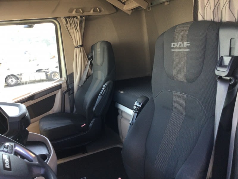 DAF XG 480 FAR 6X2 with BDF Frame and a BÄR 1.500kg Taillift null