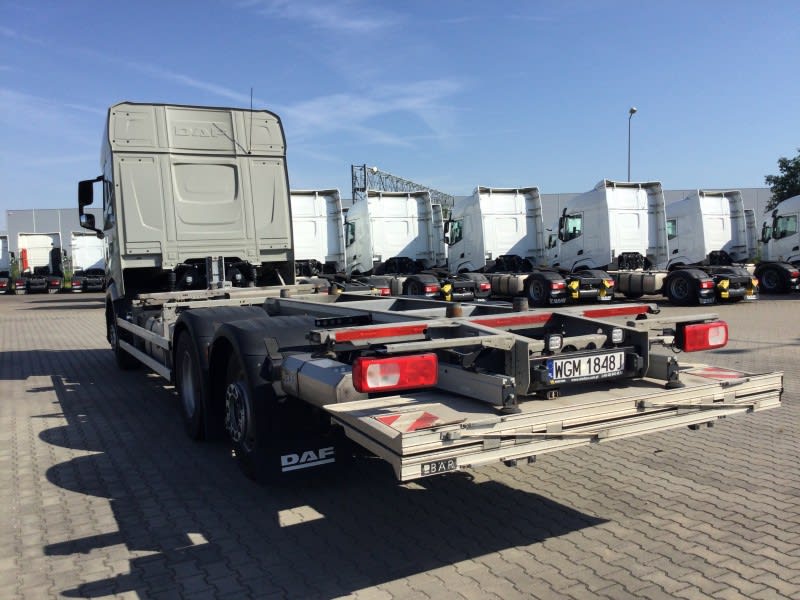 DAF XG 480 FAR 6X2 with BDF Frame and a BÄR 1.500kg Taillift null