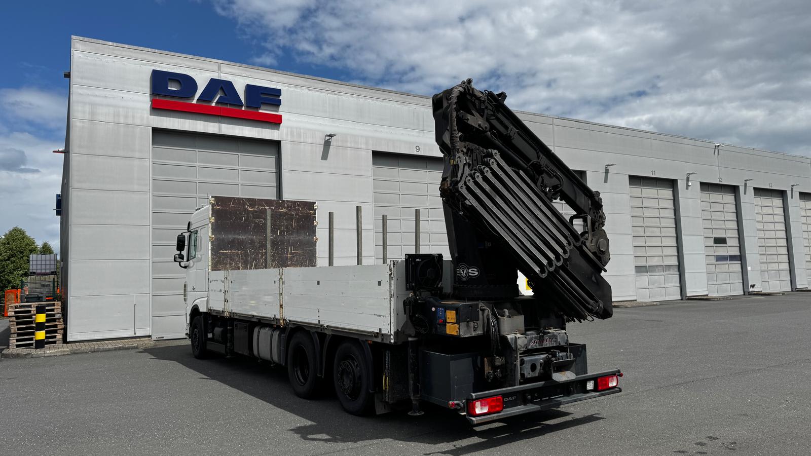 DAF XF 450 FAN 6X2 with Crane null