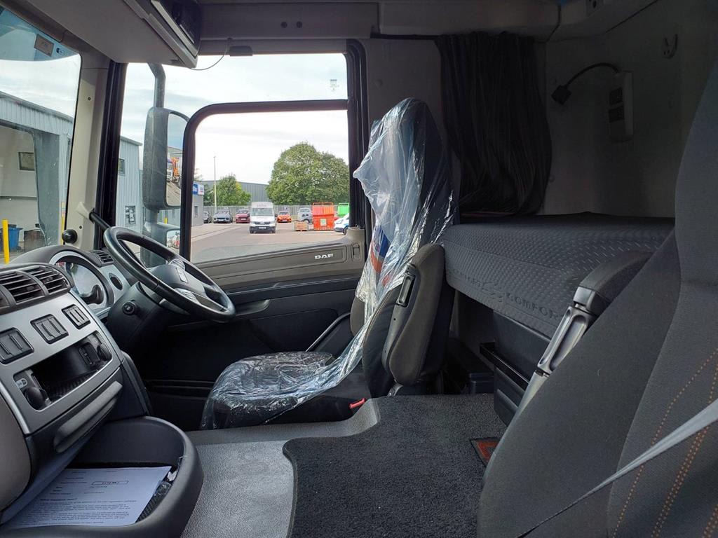 DAF CF 320 FA 4X2 Photo 5 of 6