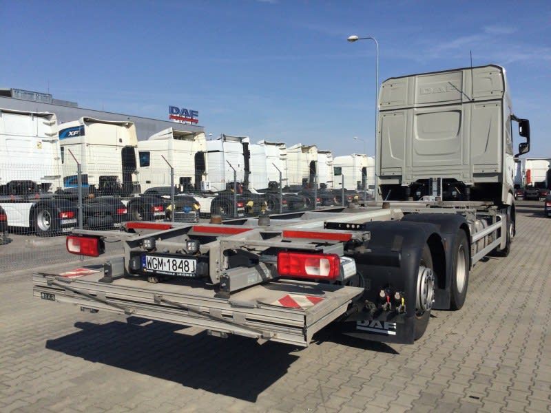 DAF XG 480 FAR 6X2 with BDF Frame and a BÄR 1.500kg Taillift null