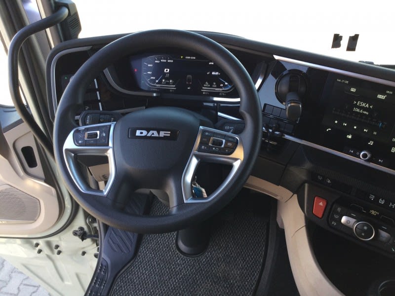 DAF XG 480 FAR 6X2 with BDF Frame and a BÄR 1.500kg Taillift null