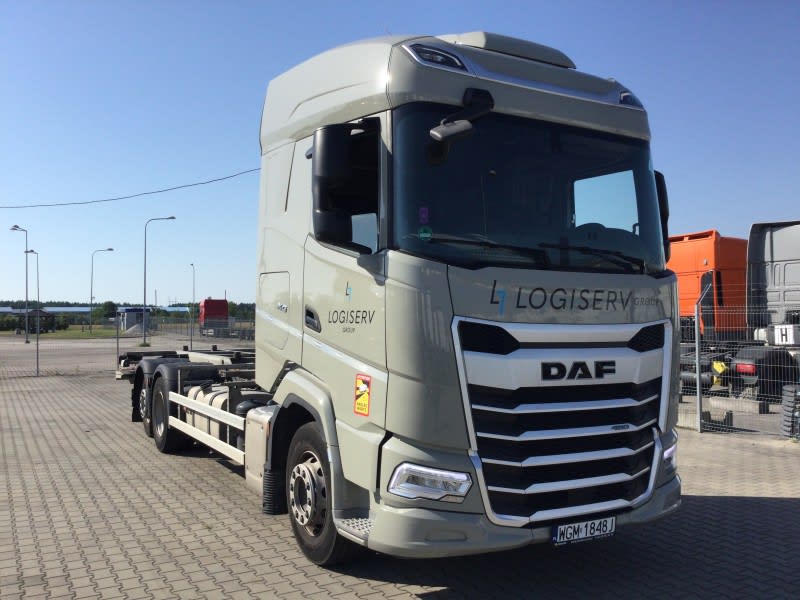 DAF XG 480 FAR 6X2 with BDF Frame and a BÄR 1.500kg Taillift null