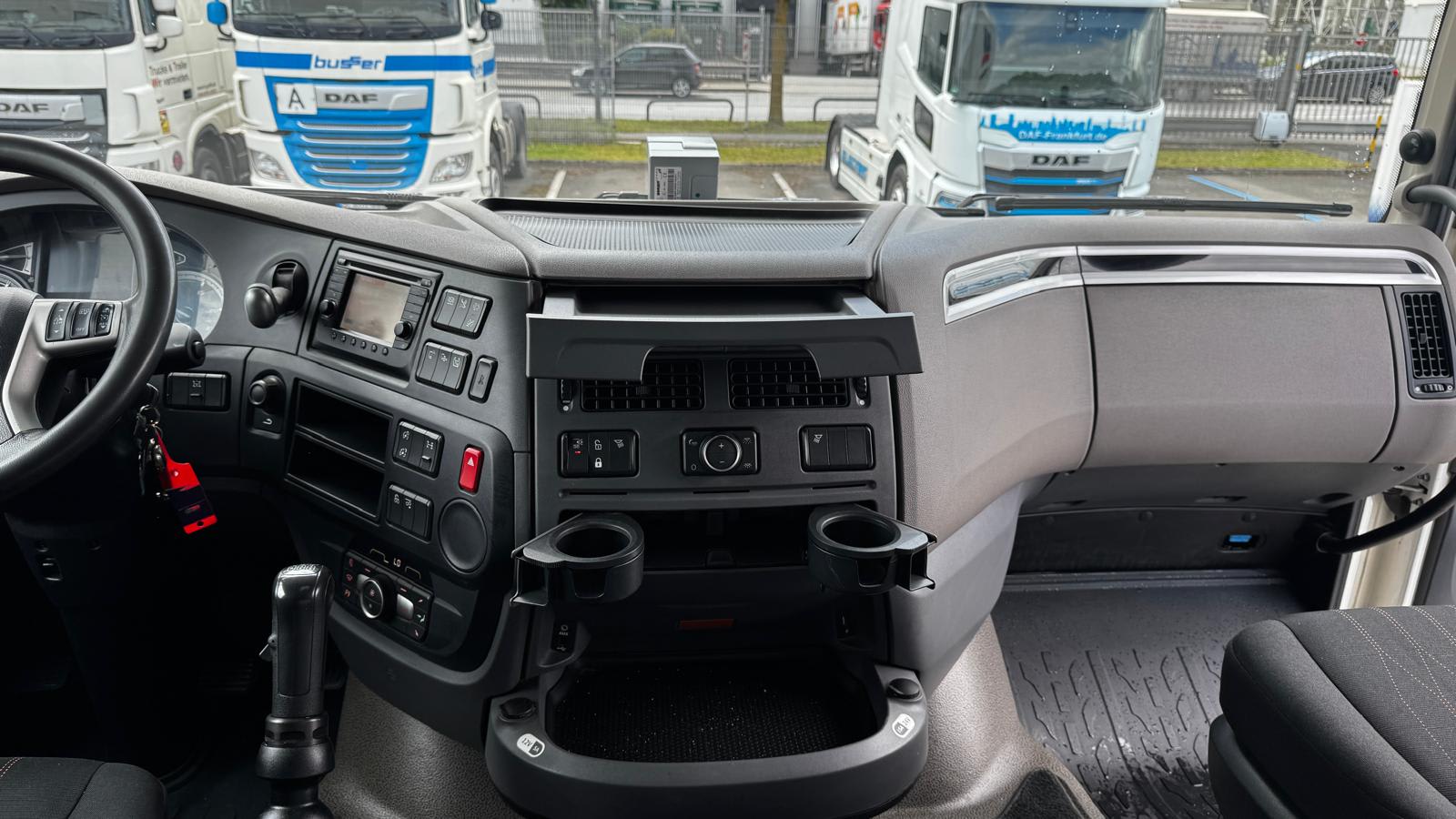 DAF XF 450 FAN 6X2 with Crane null