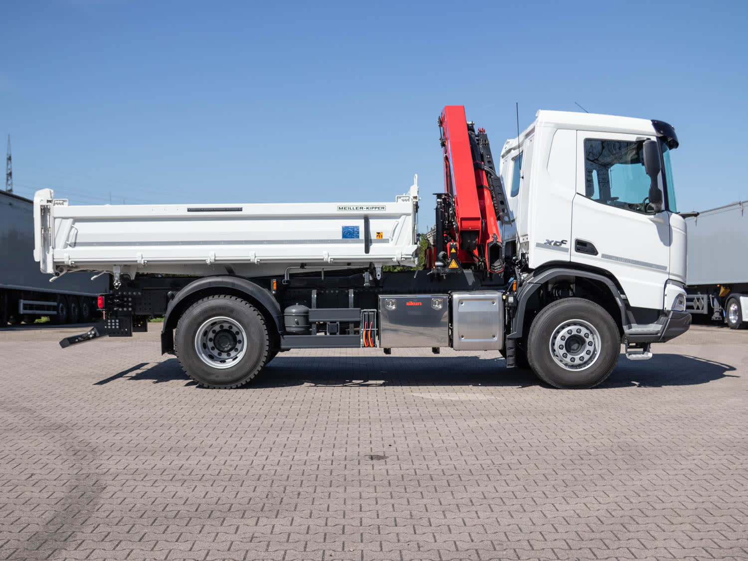 DAF XD 370 FA 4X2 8