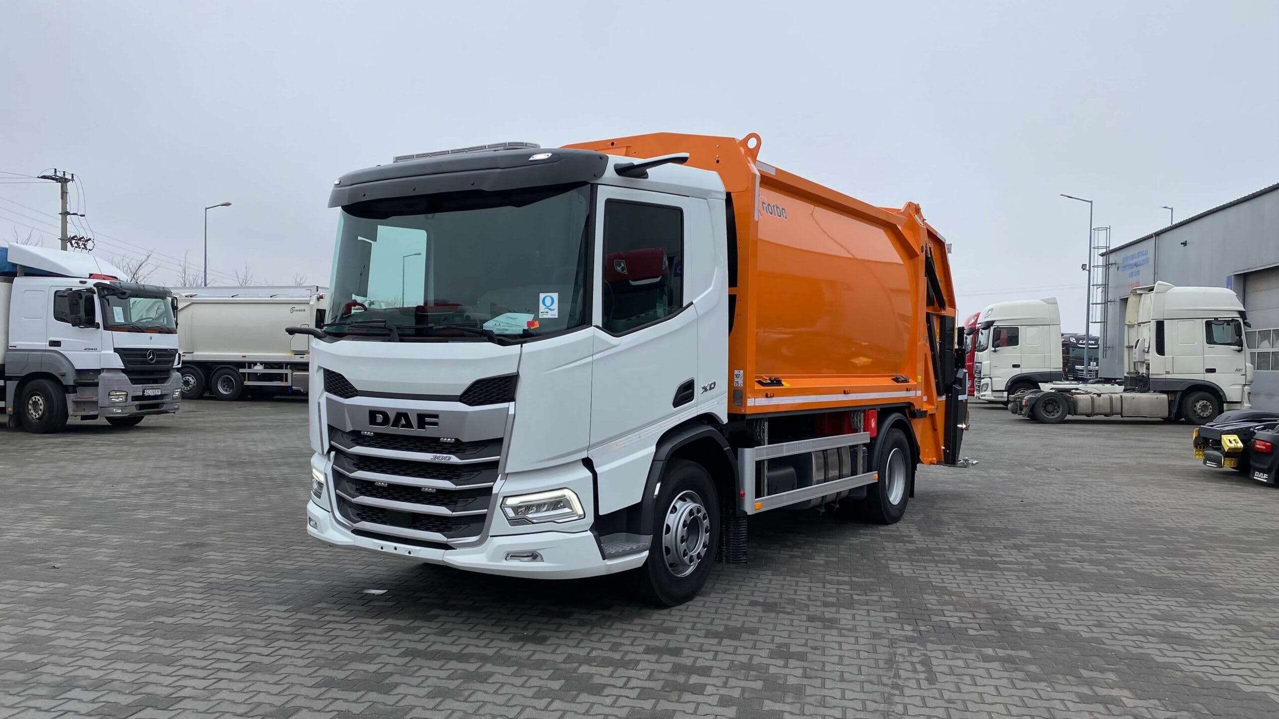 DAF XD 300 FA 4X2 6