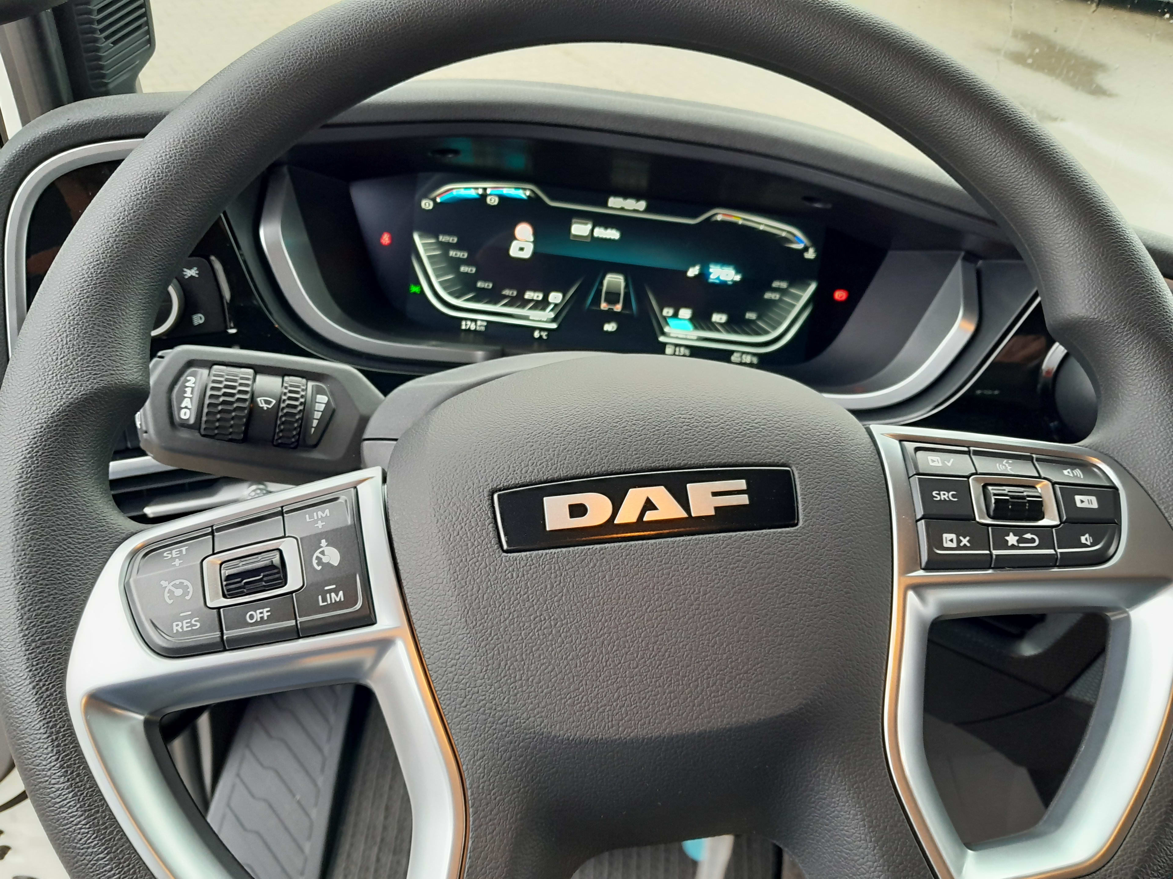 DAF XD 370 FA 4X2 27