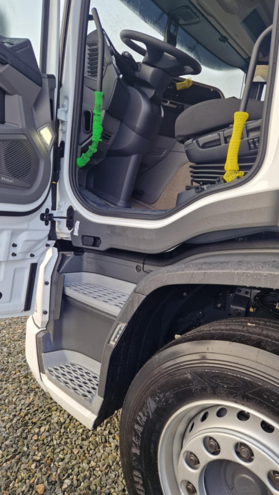 DAF XD 300 FA 4X2 11