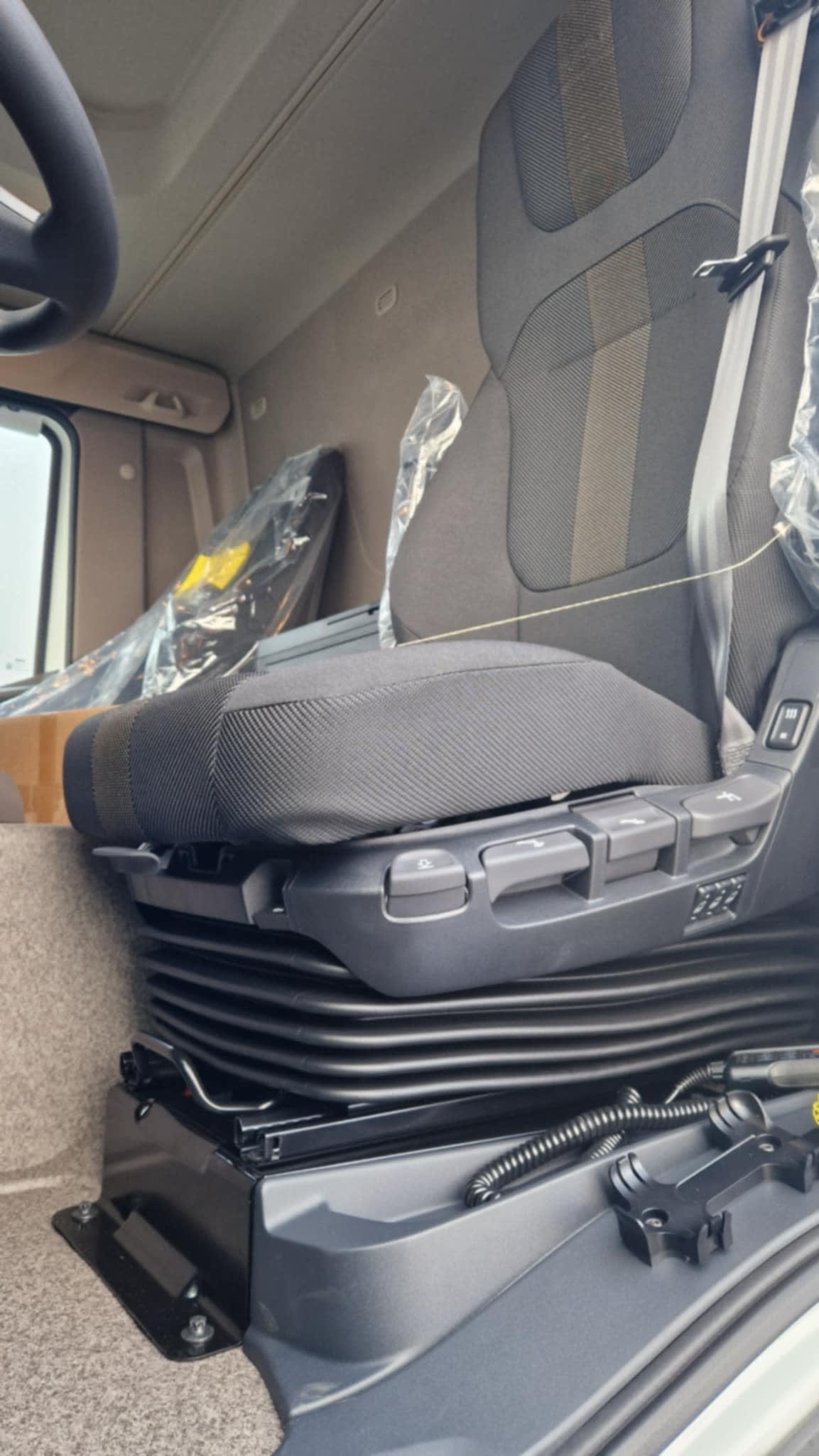 DAF XD 300 FA 4X2 12