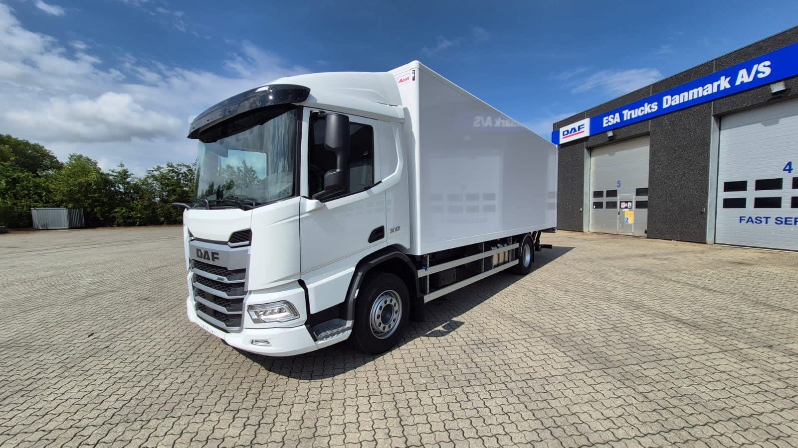 DAF XD 300 FA 4X2 8