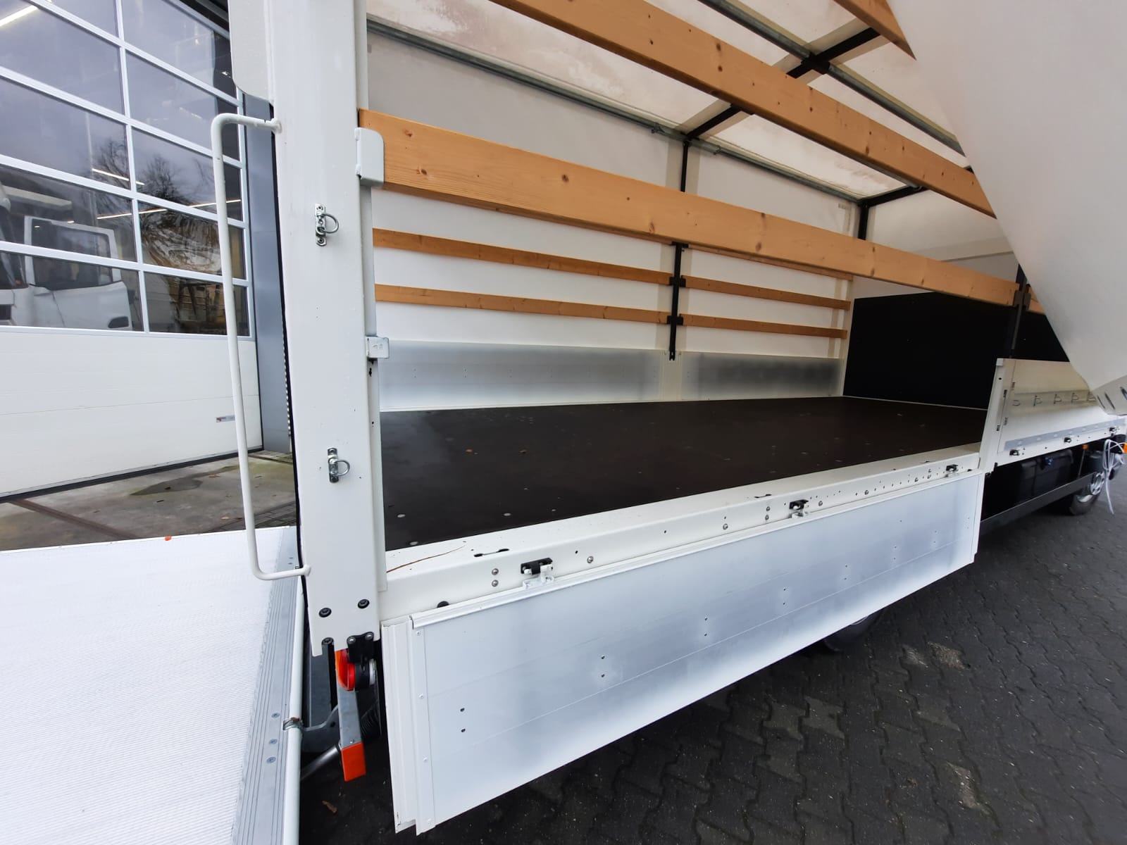 DAF XB 210 FA 4X2 11