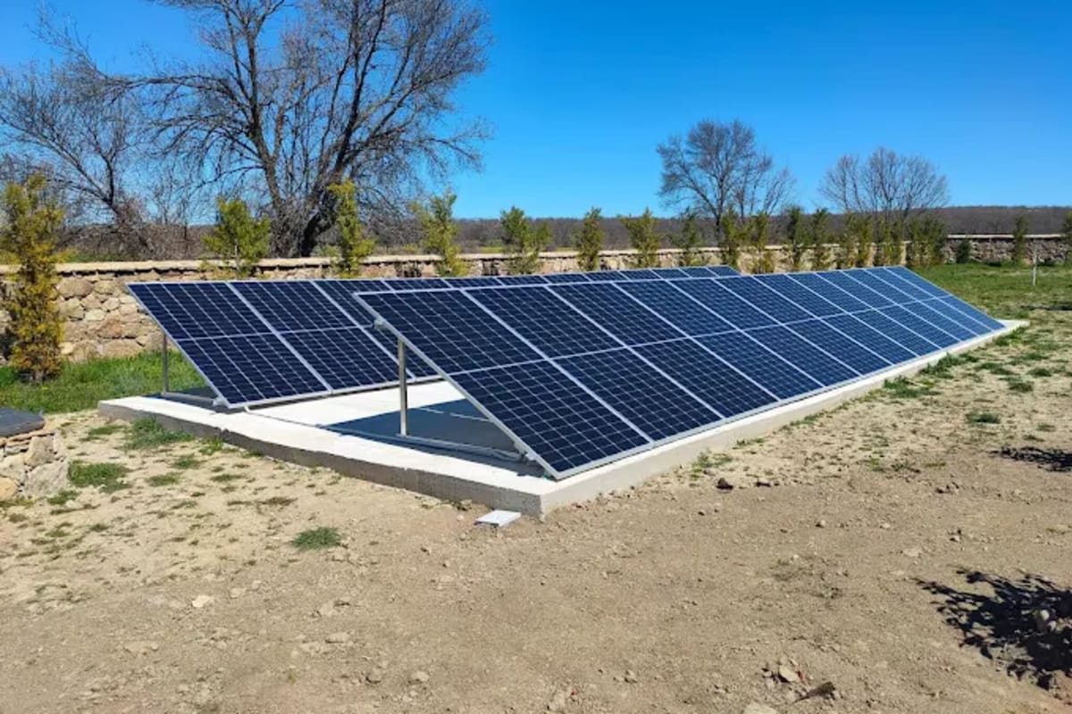 Paneles solares en tejado residencial