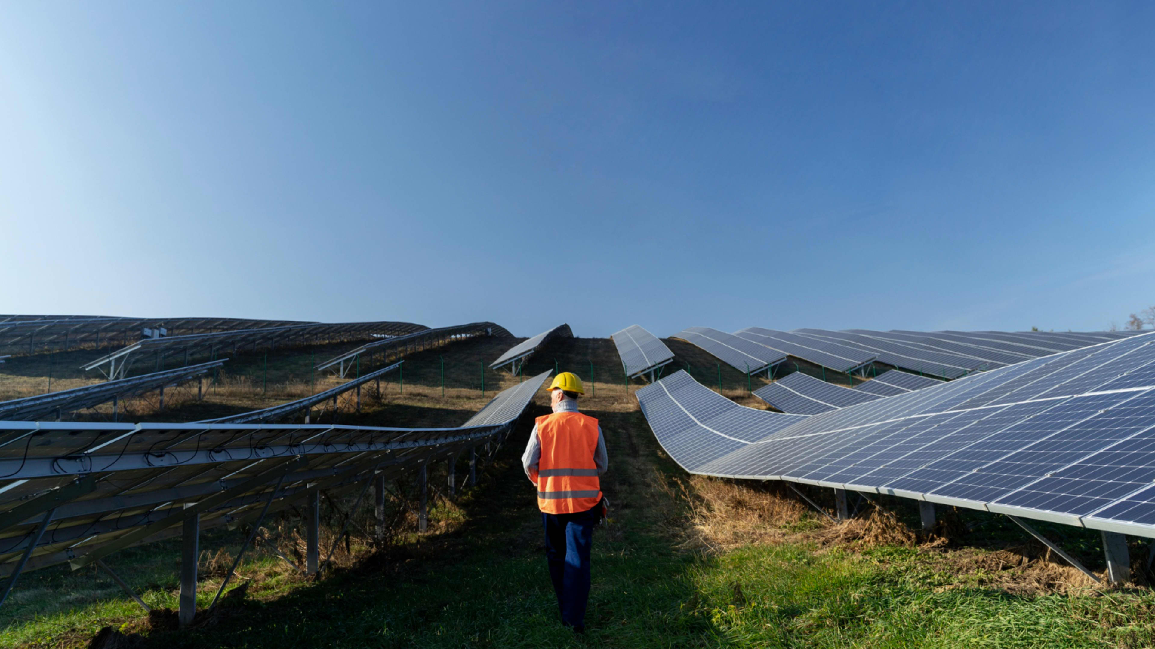 Equipo trabajando en soluciones de energía solar