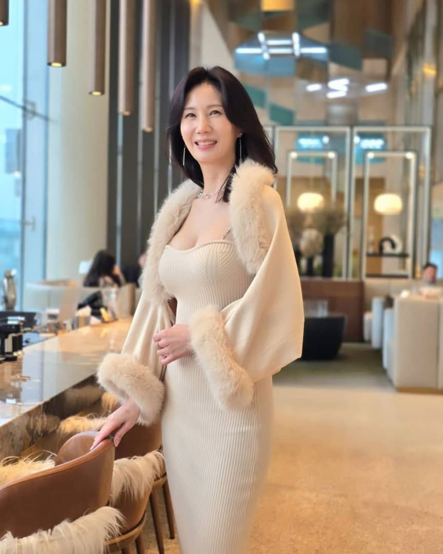 Linda, 49 year old Pharmaceutical Executive from Singapore