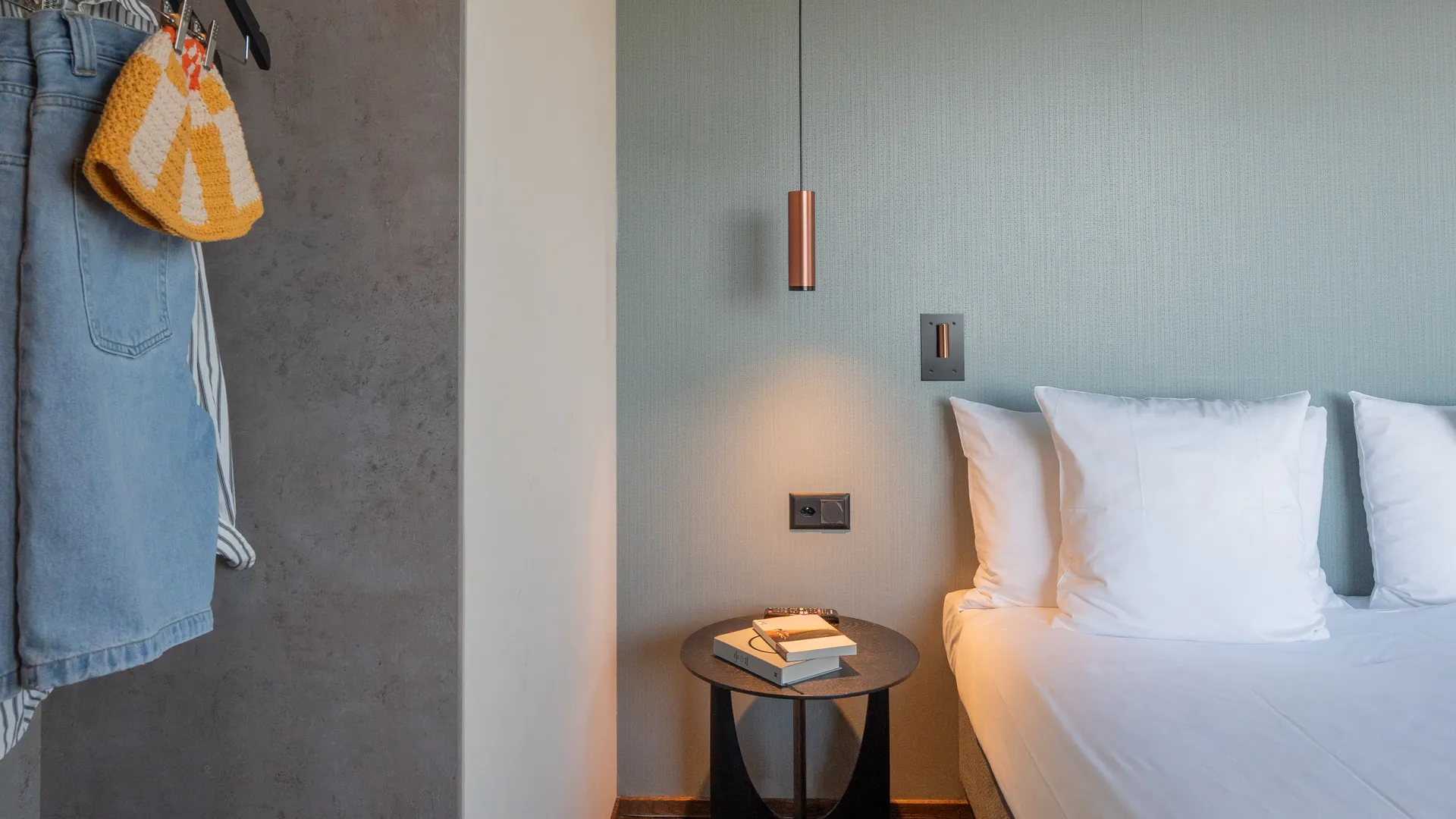 Table de chevet et lit de la chambre Standard.