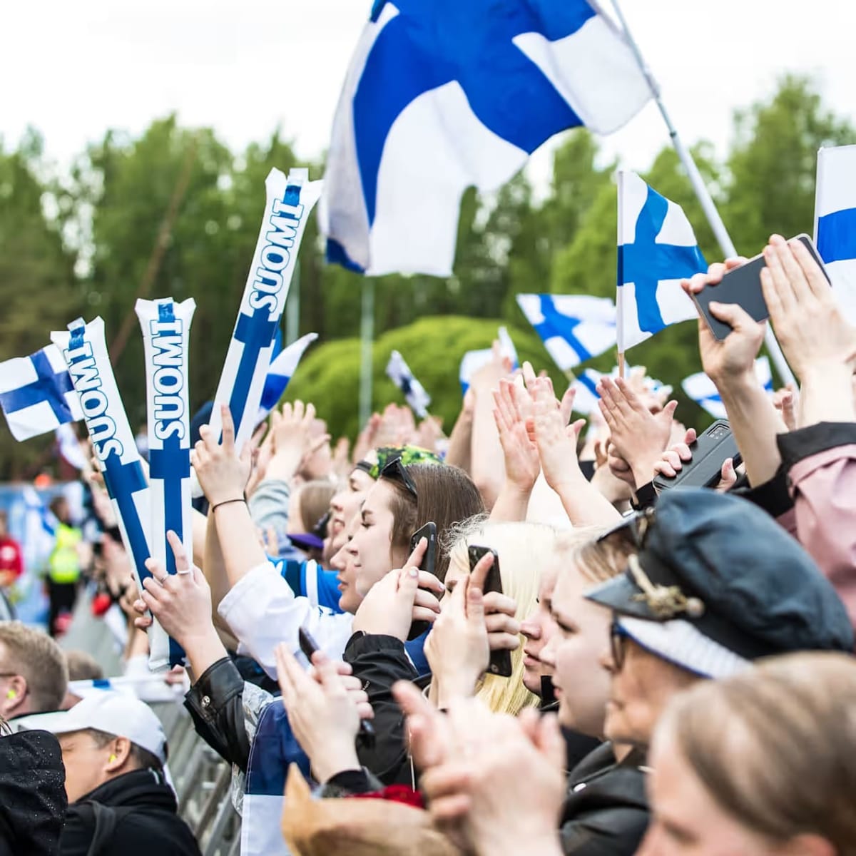 Renditjet e Raportit të Lumturisë bazohen në vlerësimin e vetë njer(Foto arkivi nga festimet e Kampionatit Botëror të Hokejit mbi Akull në Tampere, 2022). Foto: Miikka Varila / Yle.