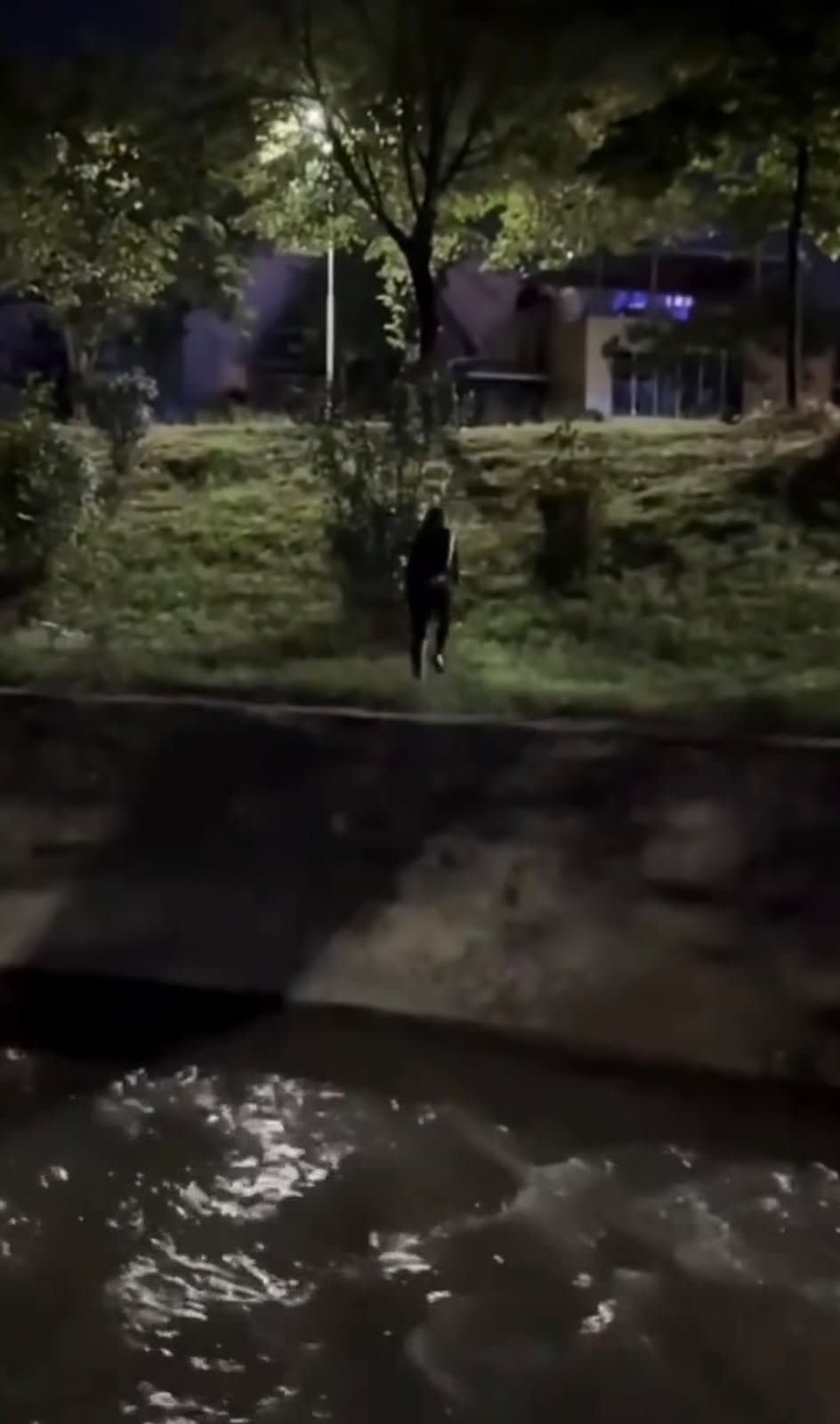 Pamje që po bëjnë xhiron e rrjetit, studentët hedhin në Lanë deputetin...(video)
