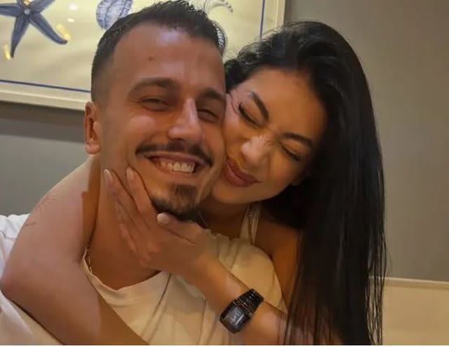 Motra e Mateo Borrit zbulon partnerin, publikon foton romantike por ruan misterin për identitetin e tij...