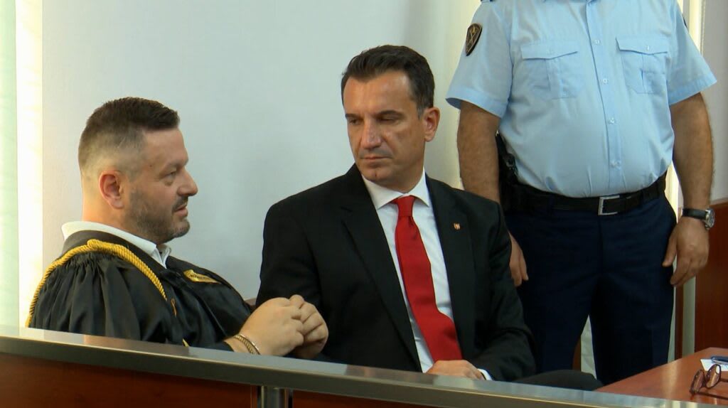 Dy ditë pas mesazhit për protestat studentore, Erion Veliajn e transferojnë nga burgu i Durrësit në Fier...