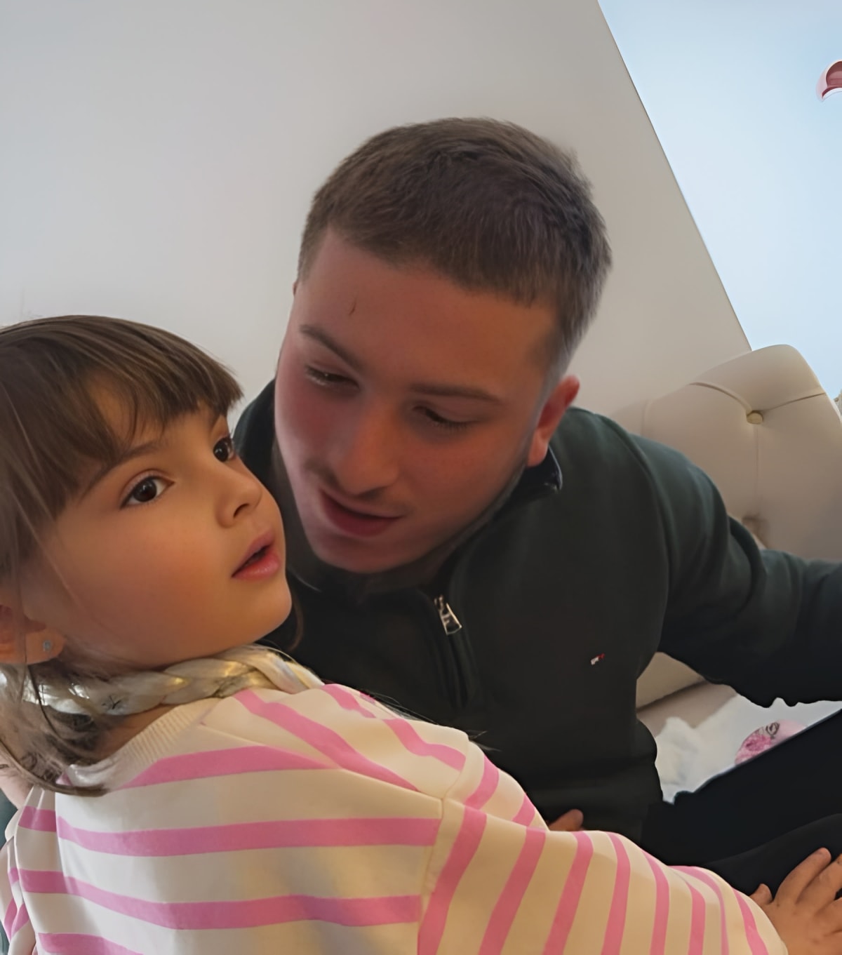 Fero rrëfen ribashkimin emocionues me vajzën pas dy vitesh: “Kisha frikë se mos më kishte harruar”